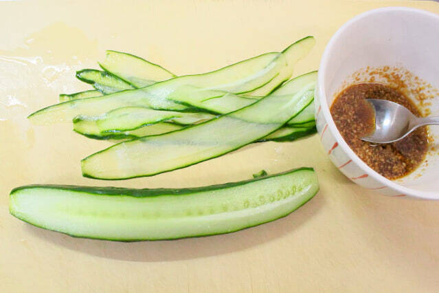 【フライパンよだれ鶏】コールドスタートで鶏むね肉がしっとりぷるぷる♡蒸し器いらずの時短テク試してみた！