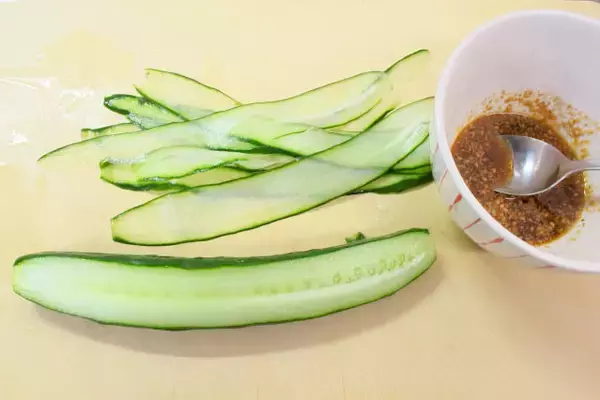 「【フライパンよだれ鶏】コールドスタートで鶏むね肉がしっとりぷるぷる♡蒸し器いらずの時短テク試してみた！」の画像