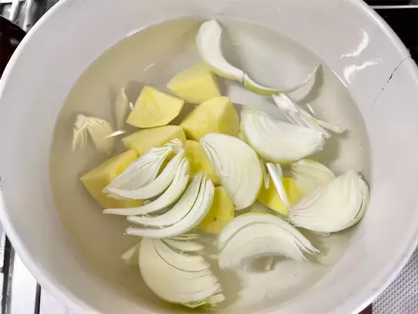 「【コーンスープの素で鍋!?】話題沸騰「コンポタ鍋」作ってみた！絶品コクの正体はみそバター♪【冬の新定番】」の画像