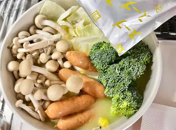 「【コーンスープの素で鍋!?】話題沸騰「コンポタ鍋」作ってみた！絶品コクの正体はみそバター♪【冬の新定番】」の画像