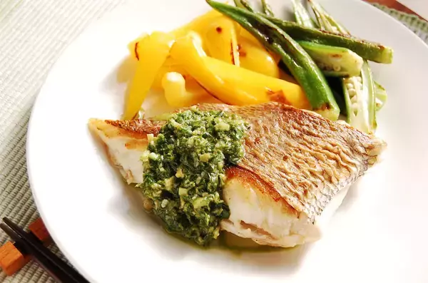 「【鯛でお気軽イタリアン】切り身で簡単「鯛のソテー」作ってみた！バジルソースかけるだけでオシャレ美味♡」の画像