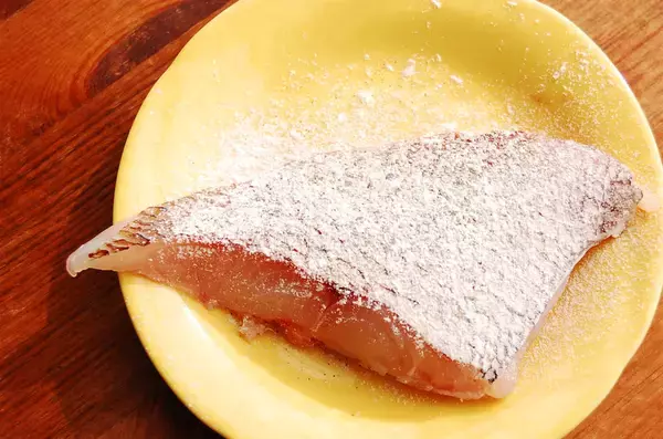 「【鯛でお気軽イタリアン】切り身で簡単「鯛のソテー」作ってみた！バジルソースかけるだけでオシャレ美味♡」の画像