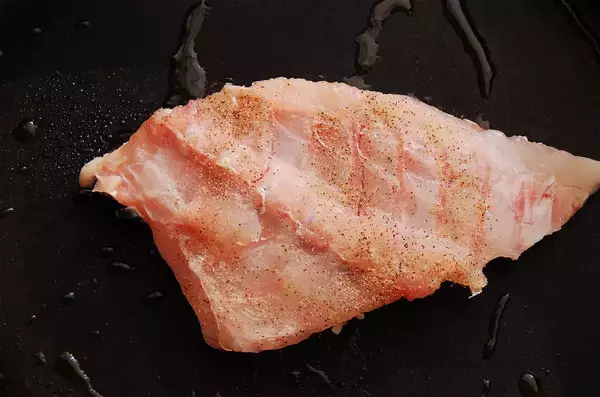 「【鯛でお気軽イタリアン】切り身で簡単「鯛のソテー」作ってみた！バジルソースかけるだけでオシャレ美味♡」の画像