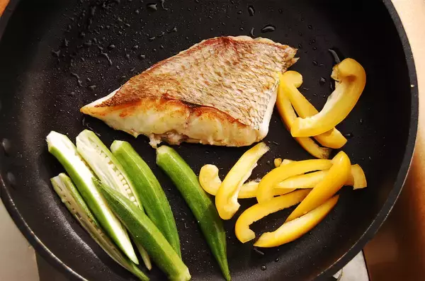 「【鯛でお気軽イタリアン】切り身で簡単「鯛のソテー」作ってみた！バジルソースかけるだけでオシャレ美味♡」の画像