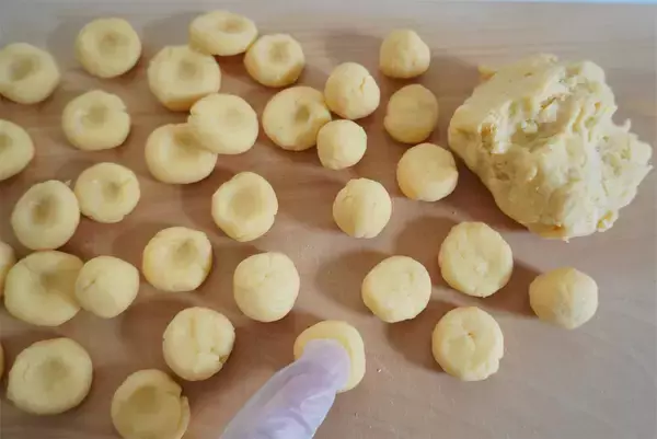 「【さつまいもでパスタ作る!?】お団子みたいにこねて「さつまいもニョッキ」作ってみた！甘いお芋がソースに絡む♡」の画像