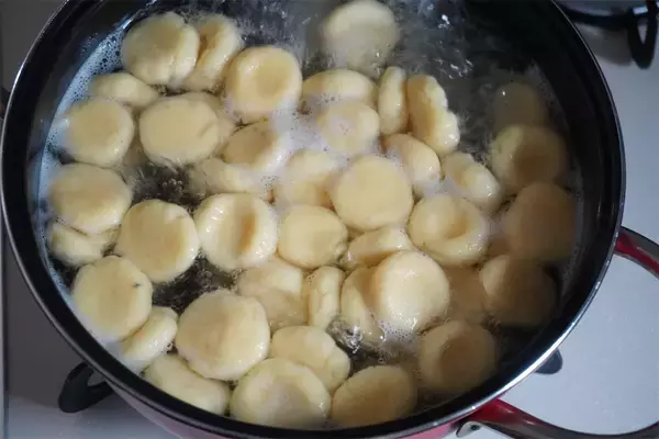 「【さつまいもでパスタ作る!?】お団子みたいにこねて「さつまいもニョッキ」作ってみた！甘いお芋がソースに絡む♡」の画像