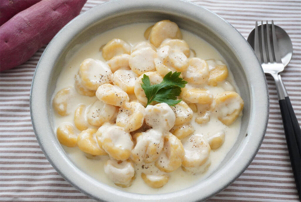 【さつまいもでパスタ作る!?】お団子みたいにこねて「さつまいもニョッキ」作ってみた！甘いお芋がソースに絡む♡