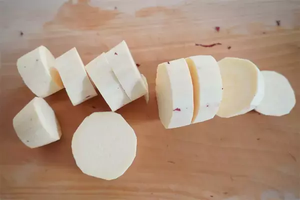 「【さつまいもでパスタ作る!?】お団子みたいにこねて「さつまいもニョッキ」作ってみた！甘いお芋がソースに絡む♡」の画像