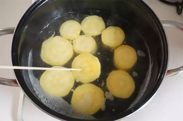 「【さつまいもでパスタ作る!?】お団子みたいにこねて「さつまいもニョッキ」作ってみた！甘いお芋がソースに絡む♡」の画像