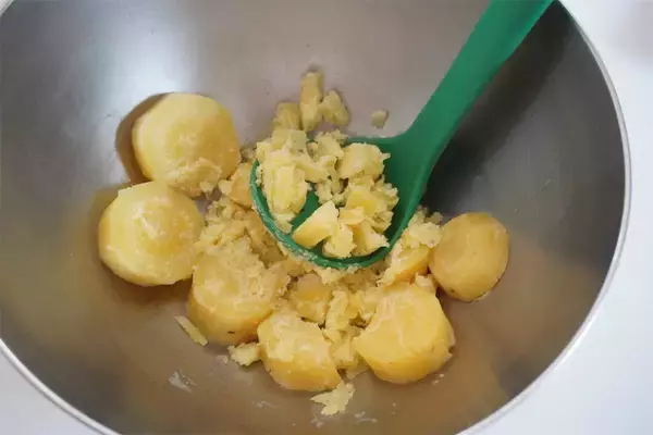 「【さつまいもでパスタ作る!?】お団子みたいにこねて「さつまいもニョッキ」作ってみた！甘いお芋がソースに絡む♡」の画像