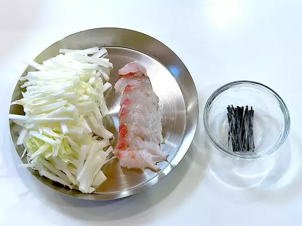 「【意外な組み合わせ】白菜×春菊×刺身のサラダ仕立て爆誕！ご飯もお酒もススム♡お茶漬けにすると二度おいしい!?」の画像