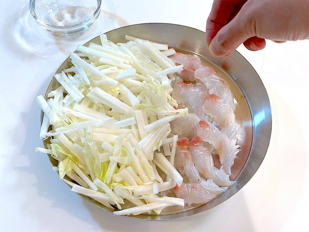 【意外な組み合わせ】白菜×春菊×刺身のサラダ仕立て爆誕！ご飯もお酒もススム♡お茶漬けにすると二度おいしい!?