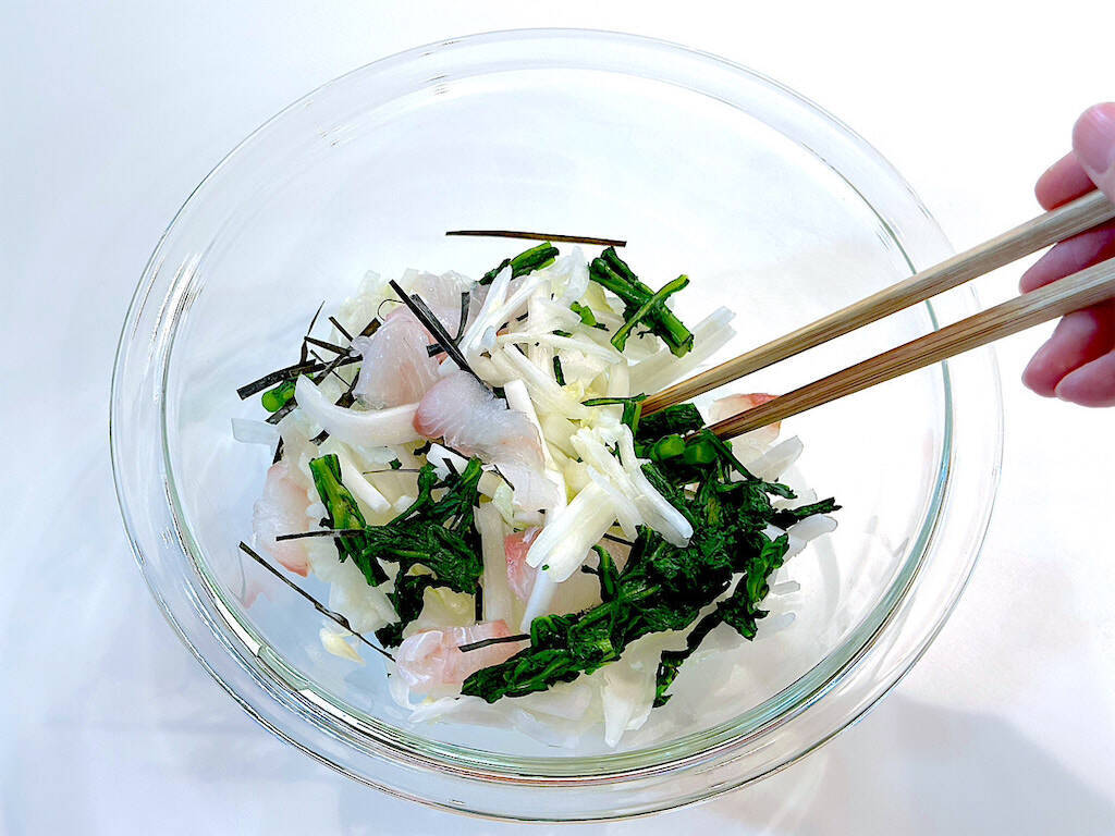 【意外な組み合わせ】白菜×春菊×刺身のサラダ仕立て爆誕！ご飯もお酒もススム♡お茶漬けにすると二度おいしい!?