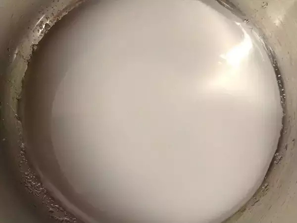 「【お祭り屋台のフルーツ飴♪完コピしてみた】表面パリッ…からの中ジューシ～♡失敗しない飴掛けテクも詳しく解説」の画像