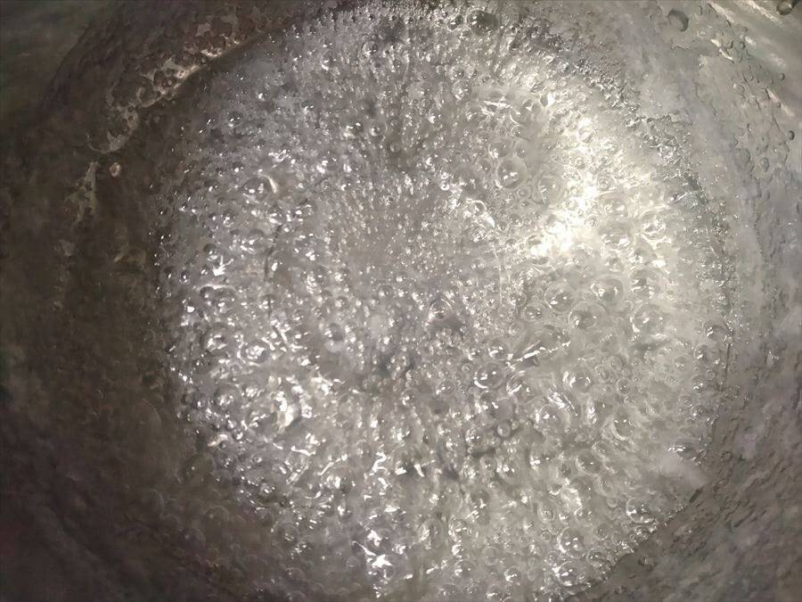 【お祭り屋台のフルーツ飴♪完コピしてみた】表面パリッ…からの中ジューシ～♡失敗しない飴掛けテクも詳しく解説