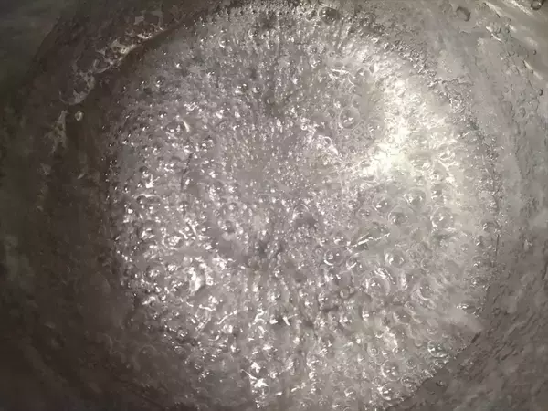 「【お祭り屋台のフルーツ飴♪完コピしてみた】表面パリッ…からの中ジューシ～♡失敗しない飴掛けテクも詳しく解説」の画像