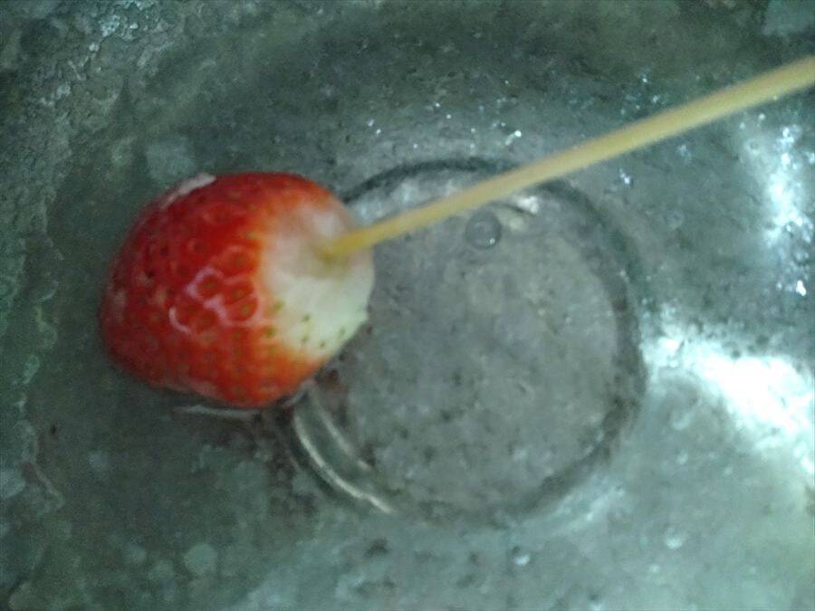 【お祭り屋台のフルーツ飴♪完コピしてみた】表面パリッ…からの中ジューシ～♡失敗しない飴掛けテクも詳しく解説