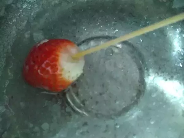 「【お祭り屋台のフルーツ飴♪完コピしてみた】表面パリッ…からの中ジューシ～♡失敗しない飴掛けテクも詳しく解説」の画像