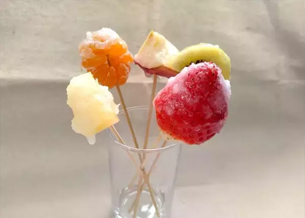 「【お祭り屋台のフルーツ飴♪完コピしてみた】表面パリッ…からの中ジューシ～♡失敗しない飴掛けテクも詳しく解説」の画像