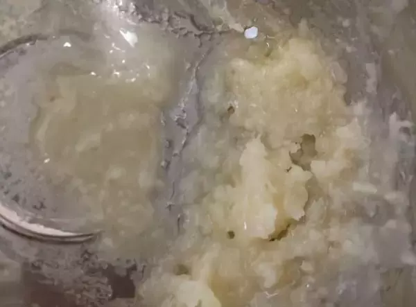 「【お祭り屋台のフルーツ飴♪完コピしてみた】表面パリッ…からの中ジューシ～♡失敗しない飴掛けテクも詳しく解説」の画像