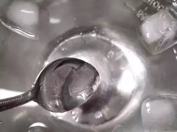 「【お祭り屋台のフルーツ飴♪完コピしてみた】表面パリッ…からの中ジューシ～♡失敗しない飴掛けテクも詳しく解説」の画像