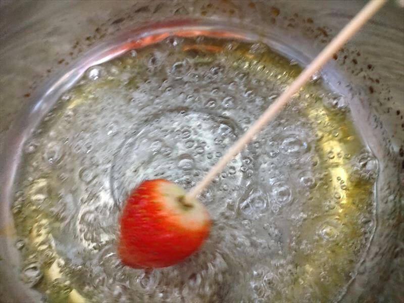 【お祭り屋台のフルーツ飴♪完コピしてみた】表面パリッ…からの中ジューシ～♡失敗しない飴掛けテクも詳しく解説