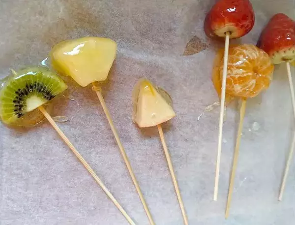 「【お祭り屋台のフルーツ飴♪完コピしてみた】表面パリッ…からの中ジューシ～♡失敗しない飴掛けテクも詳しく解説」の画像