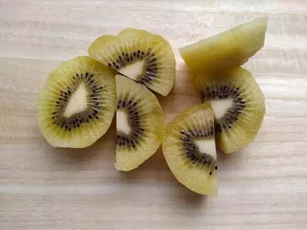 「【お祭り屋台のフルーツ飴♪完コピしてみた】表面パリッ…からの中ジューシ～♡失敗しない飴掛けテクも詳しく解説」の画像