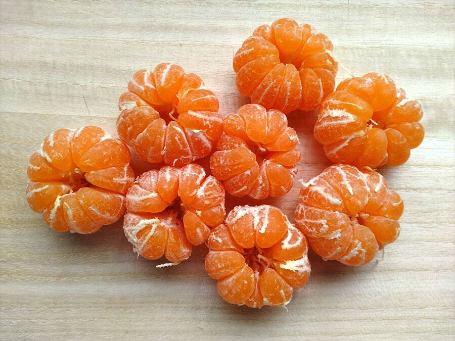 【お祭り屋台のフルーツ飴♪完コピしてみた】表面パリッ…からの中ジューシ～♡失敗しない飴掛けテクも詳しく解説