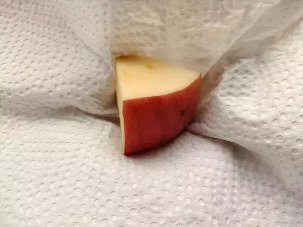 「【お祭り屋台のフルーツ飴♪完コピしてみた】表面パリッ…からの中ジューシ～♡失敗しない飴掛けテクも詳しく解説」の画像