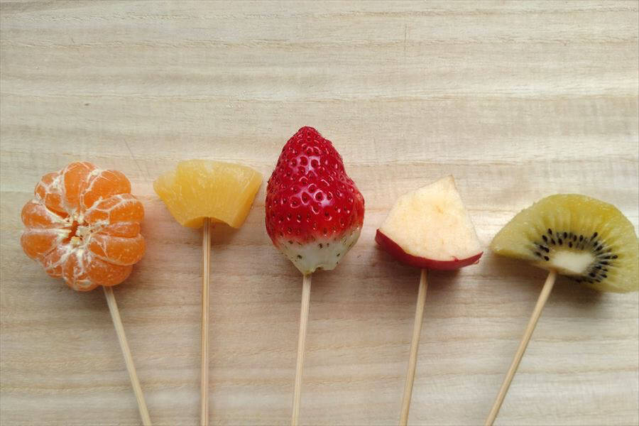 【お祭り屋台のフルーツ飴♪完コピしてみた】表面パリッ…からの中ジューシ～♡失敗しない飴掛けテクも詳しく解説