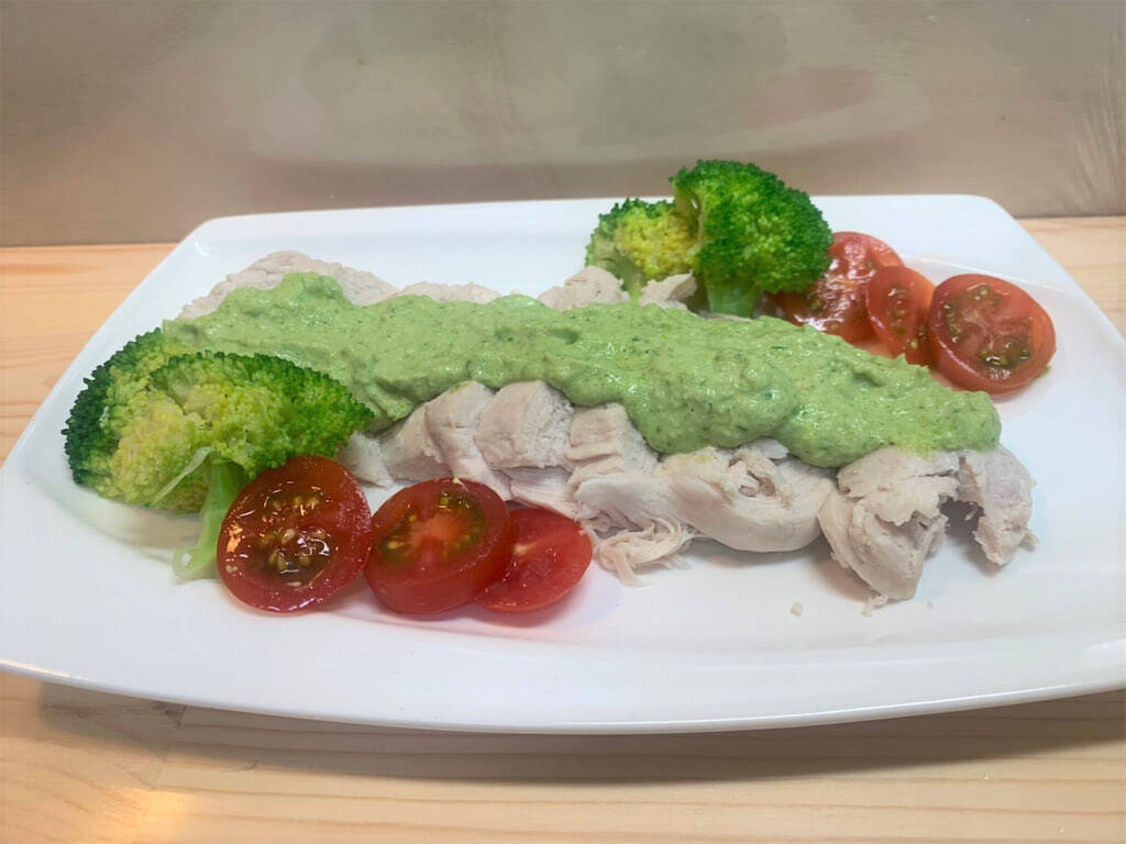 【始末料理】セロリの葉でイタリアンな「万能ペースト」作ってみた！肉、魚...カレーにかけると悶絶級な旨さ