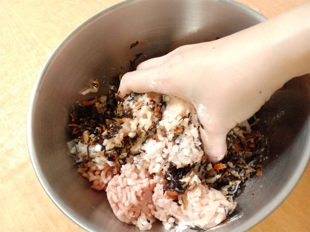 余りがち"ひじき煮"が絶品「和風肉だんご」に転生！旨味ジュワっとさつま揚げ風!?【農家直伝】