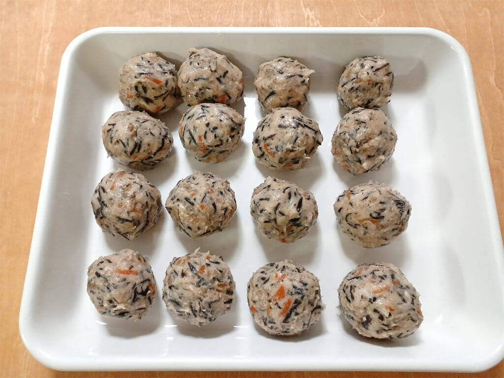 余りがち"ひじき煮"が絶品「和風肉だんご」に転生！旨味ジュワっとさつま揚げ風!?【農家直伝】
