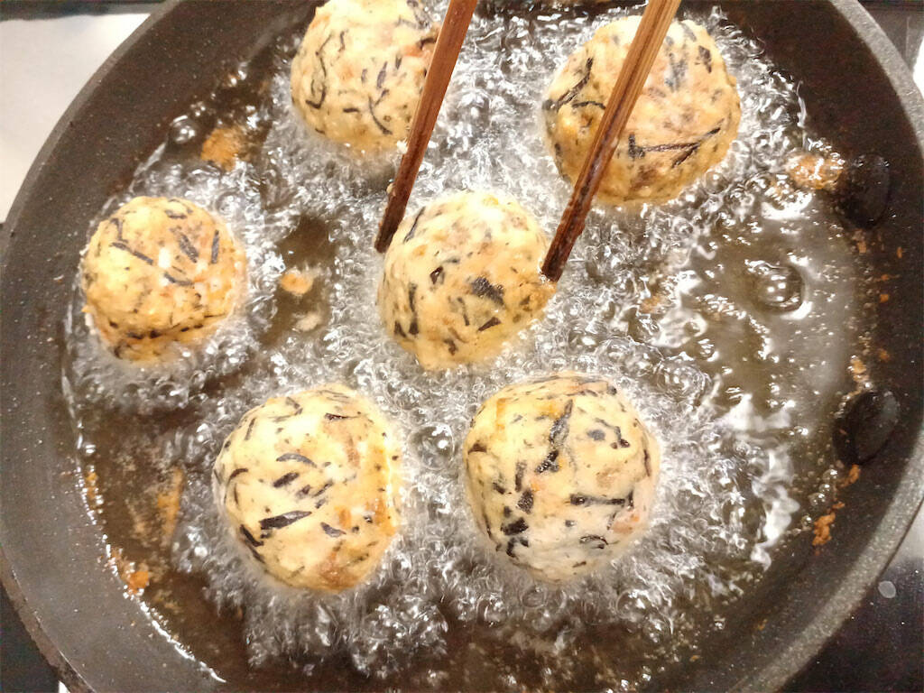 余りがち"ひじき煮"が絶品「和風肉だんご」に転生！旨味ジュワっとさつま揚げ風!?【農家直伝】