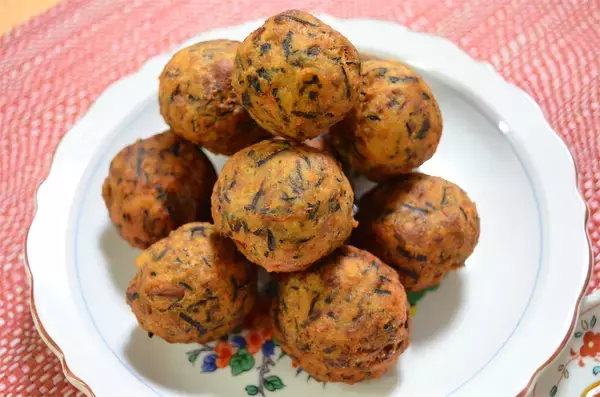 「余りがち"ひじき煮"が絶品「和風肉だんご」に転生！旨味ジュワっとさつま揚げ風!?【農家直伝】」の画像