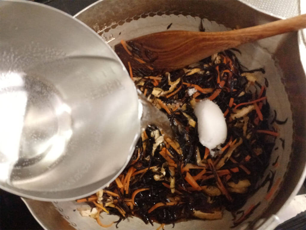 余りがち"ひじき煮"が絶品「和風肉だんご」に転生！旨味ジュワっとさつま揚げ風!?【農家直伝】