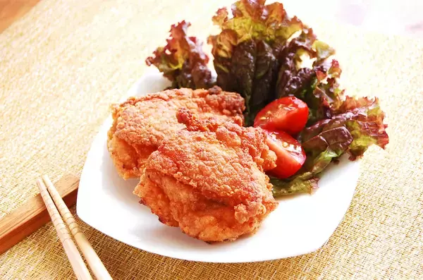 「【現時点で最強の"カリふわ"食感】漬け込まずに爆速10分！米粉がキモ♡「肉汁注意な唐揚げ」作ろう！」の画像