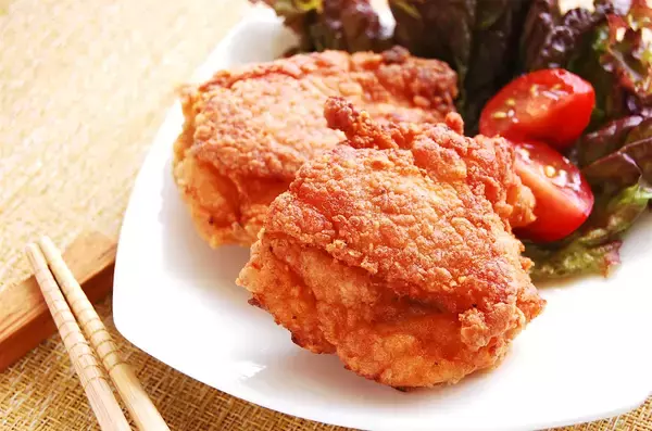 「【現時点で最強の"カリふわ"食感】漬け込まずに爆速10分！米粉がキモ♡「肉汁注意な唐揚げ」作ろう！」の画像