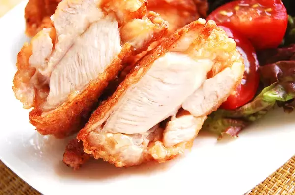 「【現時点で最強の"カリふわ"食感】漬け込まずに爆速10分！米粉がキモ♡「肉汁注意な唐揚げ」作ろう！」の画像