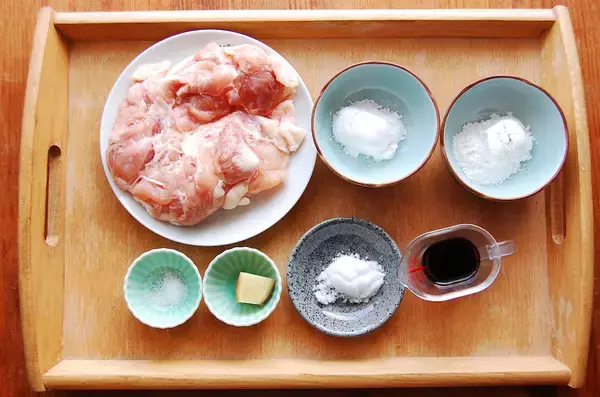 「【現時点で最強の"カリふわ"食感】漬け込まずに爆速10分！米粉がキモ♡「肉汁注意な唐揚げ」作ろう！」の画像