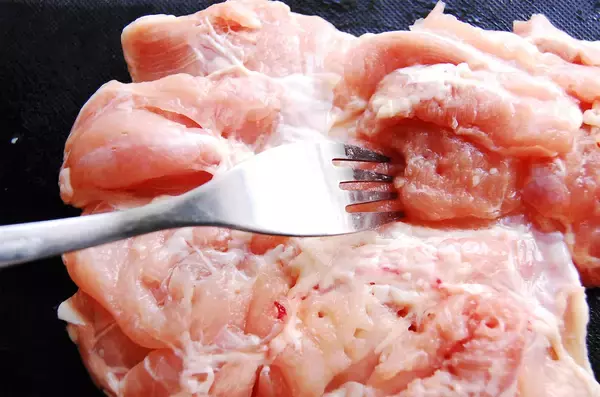 「【現時点で最強の"カリふわ"食感】漬け込まずに爆速10分！米粉がキモ♡「肉汁注意な唐揚げ」作ろう！」の画像