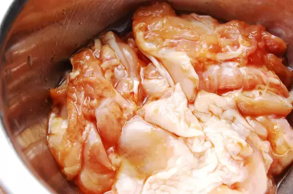 「【現時点で最強の"カリふわ"食感】漬け込まずに爆速10分！米粉がキモ♡「肉汁注意な唐揚げ」作ろう！」の画像