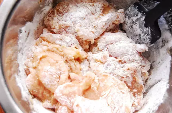 「【現時点で最強の"カリふわ"食感】漬け込まずに爆速10分！米粉がキモ♡「肉汁注意な唐揚げ」作ろう！」の画像