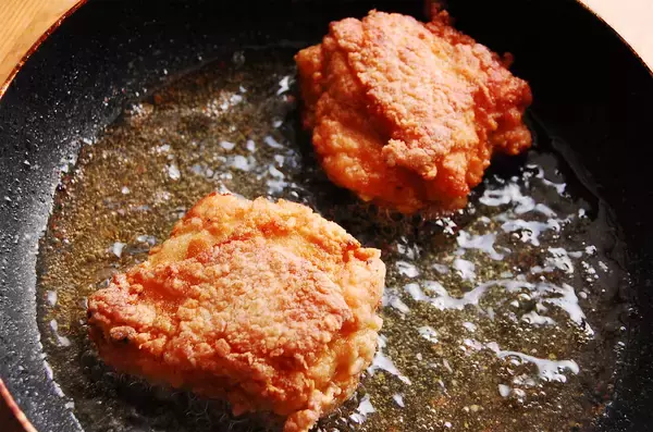 「【現時点で最強の"カリふわ"食感】漬け込まずに爆速10分！米粉がキモ♡「肉汁注意な唐揚げ」作ろう！」の画像