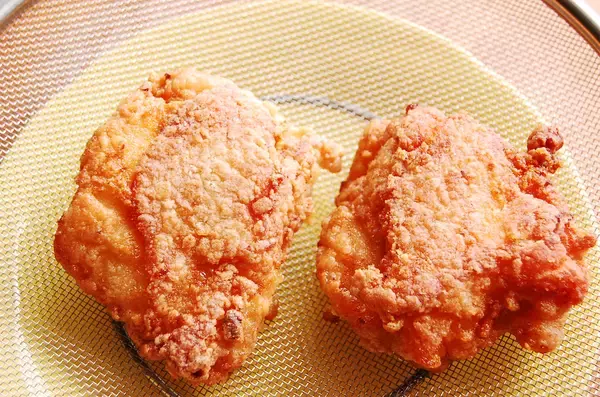 「【現時点で最強の"カリふわ"食感】漬け込まずに爆速10分！米粉がキモ♡「肉汁注意な唐揚げ」作ろう！」の画像