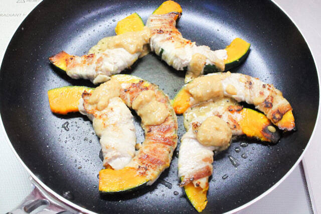 【コールドスタート調理】なら焦げない・生焼けしない！「かぼちゃの豚巻き」を冷たいフライパンから焼いてみた