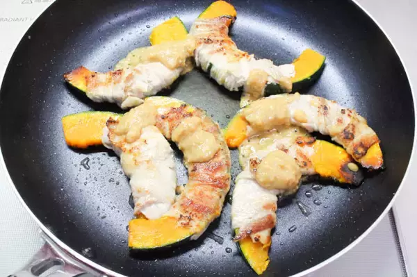 「【コールドスタート調理】なら焦げない・生焼けしない！「かぼちゃの豚巻き」を冷たいフライパンから焼いてみた」の画像