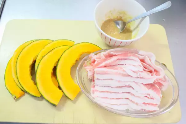 「【コールドスタート調理】なら焦げない・生焼けしない！「かぼちゃの豚巻き」を冷たいフライパンから焼いてみた」の画像