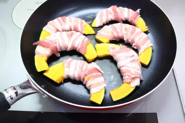 「【コールドスタート調理】なら焦げない・生焼けしない！「かぼちゃの豚巻き」を冷たいフライパンから焼いてみた」の画像